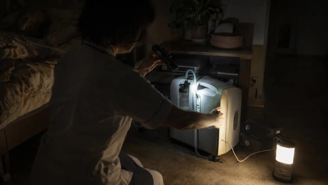地震のとき、自宅で療養する人の命綱を誰が守るのか——熊本地震と、災害時の訪問看護|停電で止まる人工呼吸器、途切れる薬。2016年の熊本では、小児開業医が主治医の在宅療養者の77%が48時間以内に避難できたのサムネイル画像