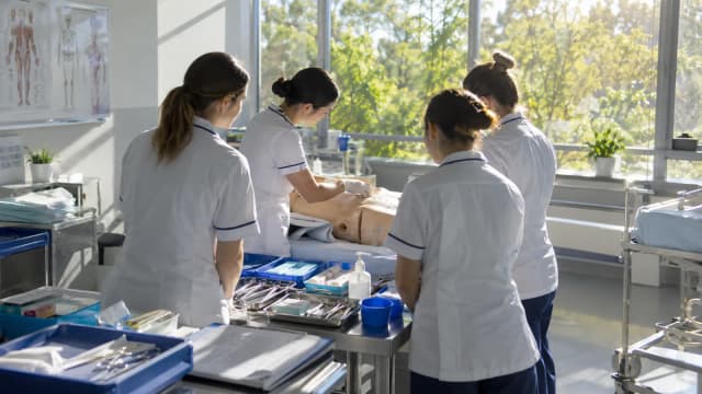 特定行為研修の修了者は11,840人、目標10万人に対して12%——訪問看護で進まない三つの壁|加算はあるのに算定できない構造のサムネイル画像
