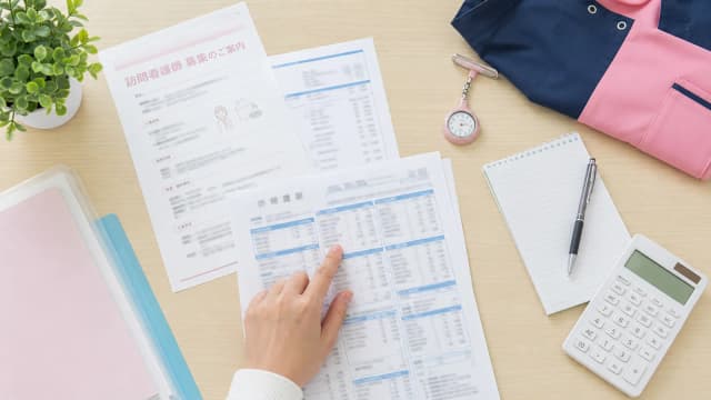 訪問看護師の給料は、実際いくらか——平均年収と手当の内訳を公的データで解説|オンコール手当は1回1,000〜3,000円、平均値より「内訳」を見るべき理由のサムネイル画像