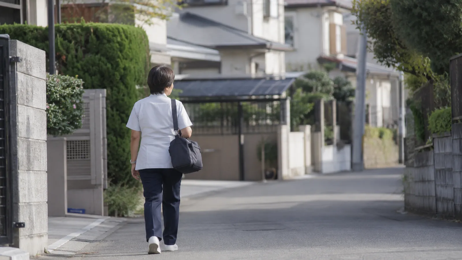 利用者は3倍に増えたのに、担い手は看護師全体の5%に満たない——10年後、誰が訪問看護を担うのか|必要な13万人に対し現状は約6万人、しかも進む高齢化のサムネイル画像