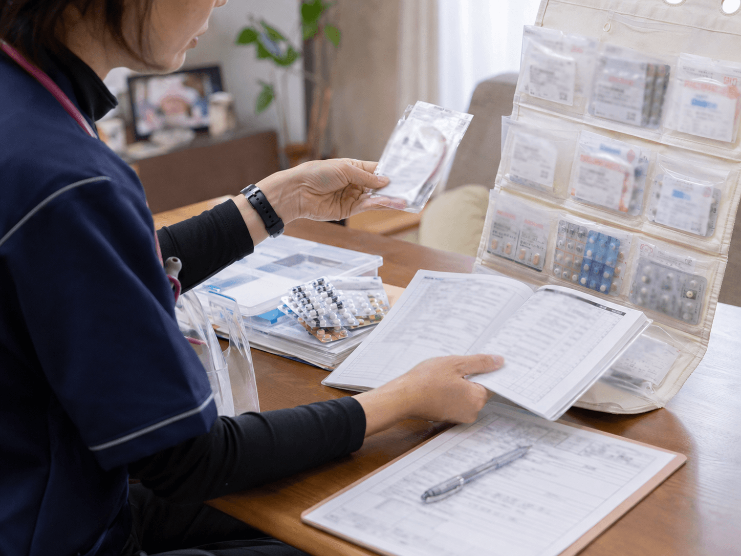 訪問看護のヒヤリハットは、一人で防げない——誤薬・転倒・機器の事故を、仕組みで止める|重大事故の背後に300のヒヤリ、個人の注意ではなく確認の流れで守る