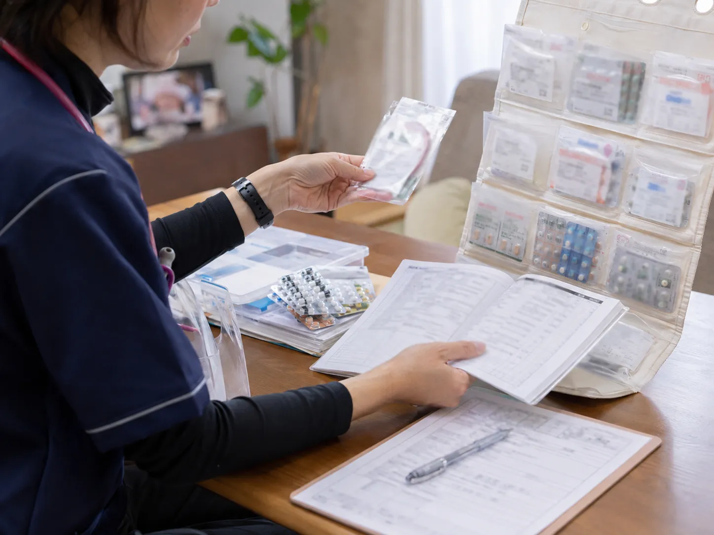 訪問看護のヒヤリハットは、一人で防げない——誤薬・転倒・機器の事故を、仕組みで止める|重大事故の背後に300のヒヤリ、個人の注意ではなく確認の流れで守る