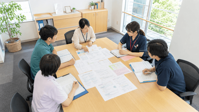ケアマネジャーと訪問看護——「選ばれる側」に立つ構造をどう受け止めるか|依頼先は固定化する。営業テクニックより先に理解すべき二重の入口のサムネイル画像