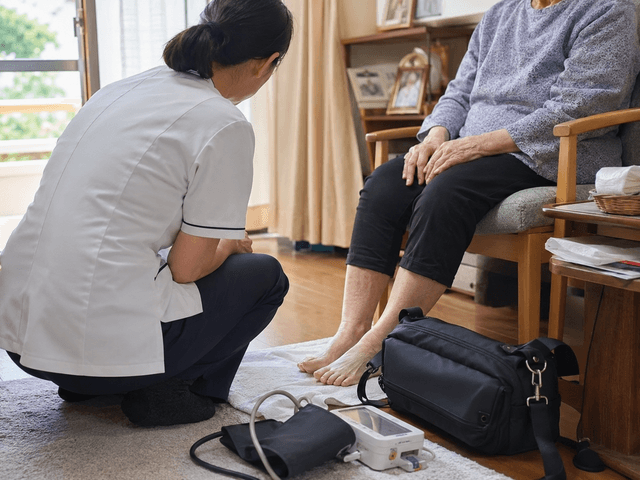 その人の家に上がるから、気づけることがある——訪問看護師の「観察」が、悪化と入院を防ぐ|小さな変化を捉え、一人で抱えず多職種につなぐのサムネイル画像