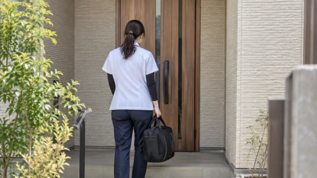 カスハラを理由に訪問を断れるか——「正当な理由」の明確化が2027年度改定の論点に、審議会では慎重論ものサムネイル画像
