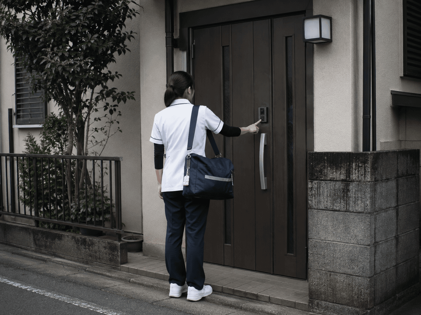 訪問看護師の約半数が、暴力やセクハラを経験している——密室で起きるカスタマーハラスメントと、看護師を守る仕組み|我慢は美徳ではない、複数名訪問・補助制度・相談先まで