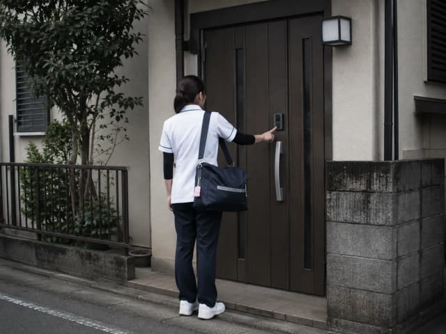 訪問看護師の約半数が、暴力やセクハラを経験している——密室で起きるカスタマーハラスメントと、看護師を守る仕組み|我慢は美徳ではない、複数名訪問・補助制度・相談先までのサムネイル画像