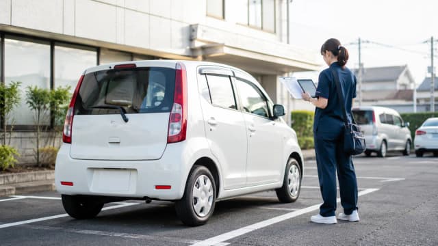 スタッフの交通事故は、事業所の賠償責任になる——訪問看護が見落とす車両管理|マイカー業務使用の黙認、任意保険の確認漏れ、アルコールチェック義務までのサムネイル画像