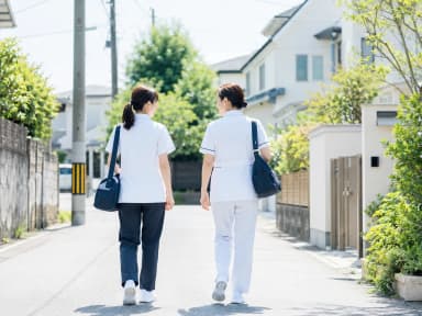 「数回同行して、あとは独り立ち」でいいのか——新卒訪問看護師を育てるということ|見学から単独訪問まで、県のプログラムが示す段階的なステップのサムネイル画像