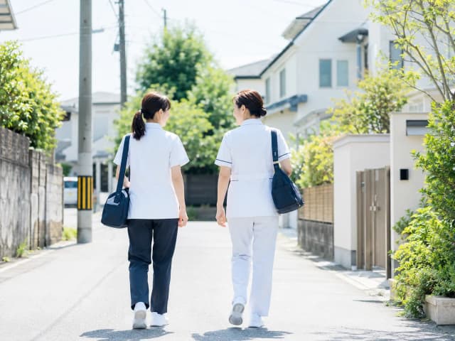 「数回同行して、あとは独り立ち」でいいのか——新卒訪問看護師を育てるということ|見学から単独訪問まで、県のプログラムが示す段階的なステップのサムネイル画像